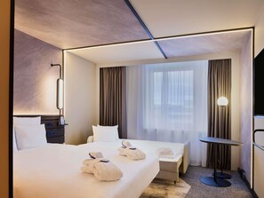 Premium bedding, minibar, in-room safe, desk - Novotel Zurich Airport Messe (Opfikon)