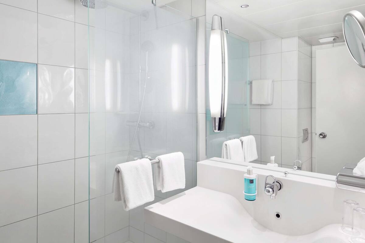 Bộ đồ giường cao cấp, minibar, két bảo mật tại phòng, bàn 