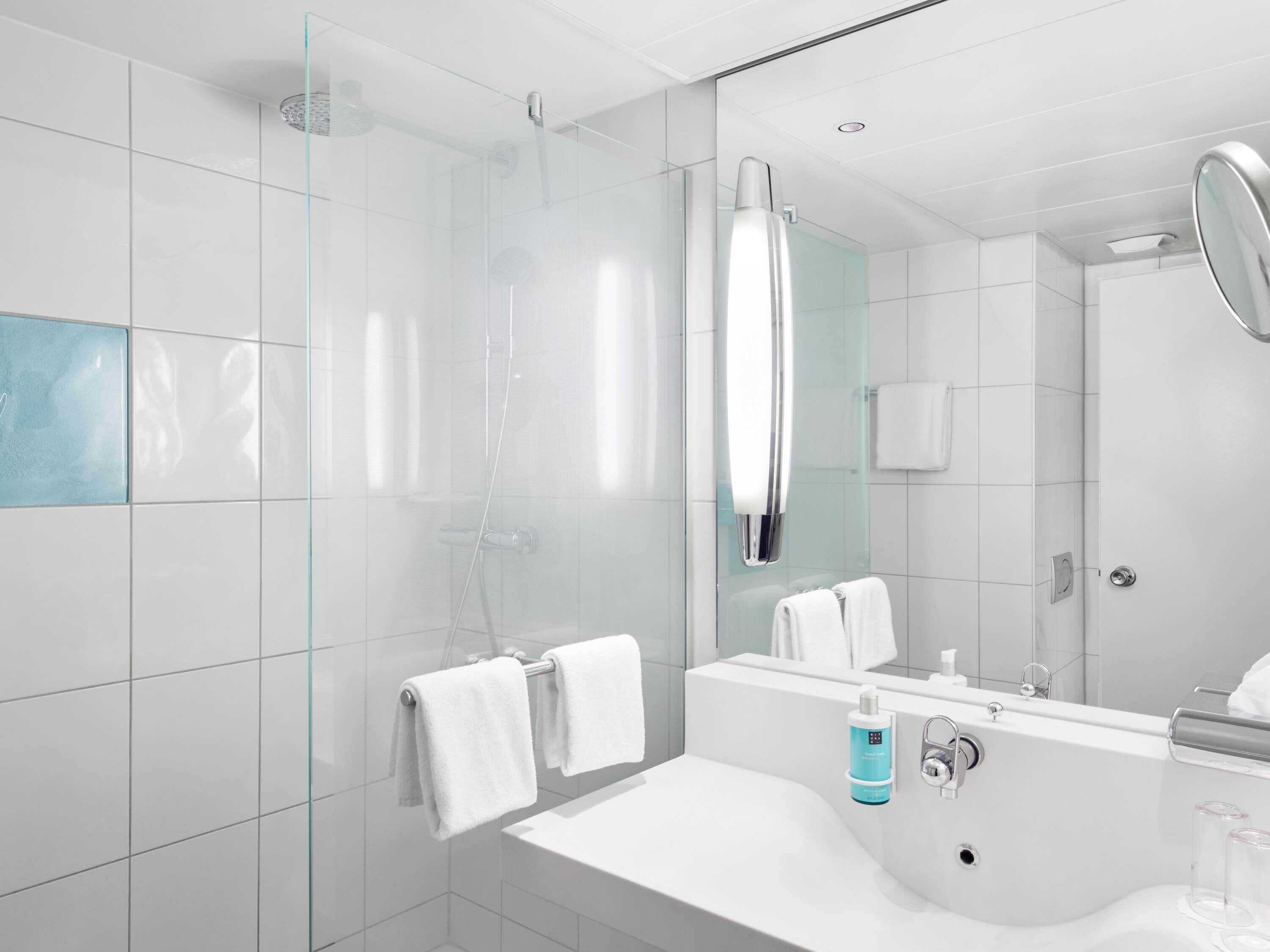 Tina con regadera, amenidades de baño ecológicas, secadora de cabello 