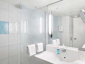 淋浴/浴缸二合一、環保盥洗用品、吹風機、毛巾