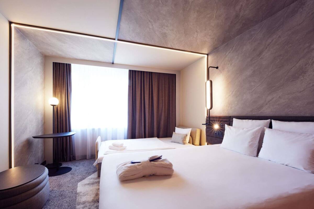 Premium bedding, minibar, in-room safe, desk