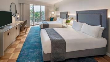 Minibar, caja de seguridad en la habitación y escritorio