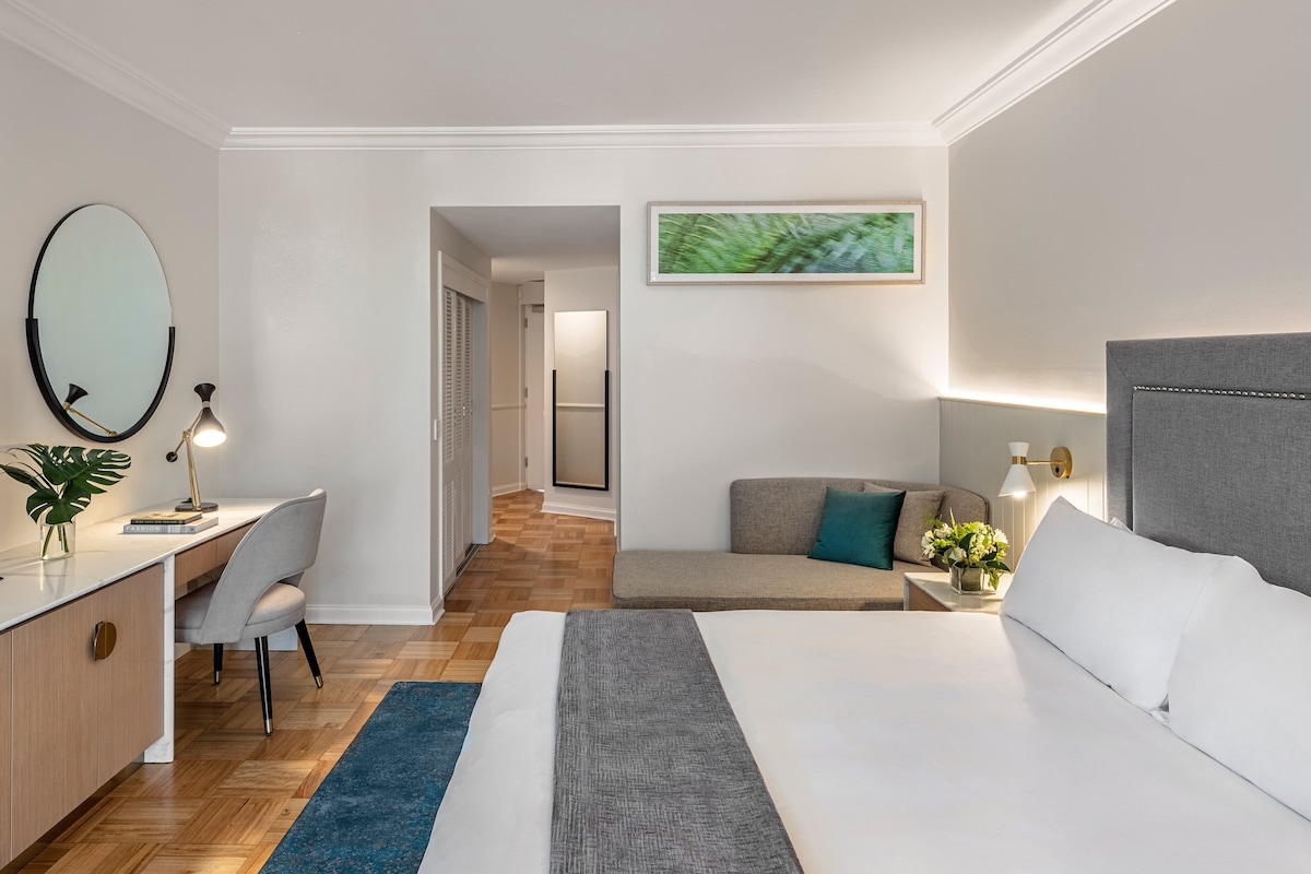 Classic Room, 1 King Bed, Lagoon View | Minibar, in-room safe, desk, laptop workspace