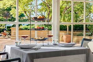 2 restaurants; breakfast, lunch, dinner and brunch served  - InterContinental Sanctuary Cove Resort by IHG (Hope Island)
