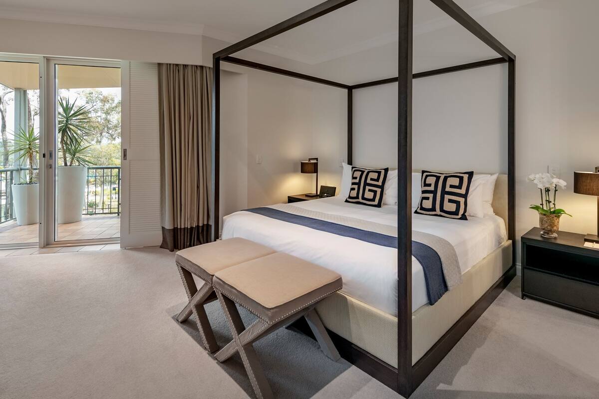 suite, 1 king bed (federation) | 1 bedroom, minibar, in-room safe, desk