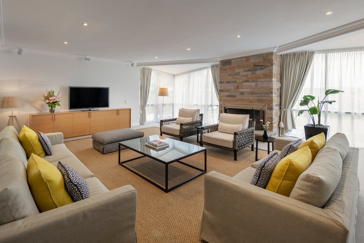 Suite, 1 King Bed (Manor) | Minibar, in-room safe, desk, laptop workspace