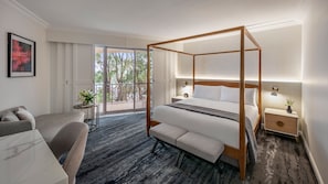 Minibar, caja de seguridad en la habitación y escritorio