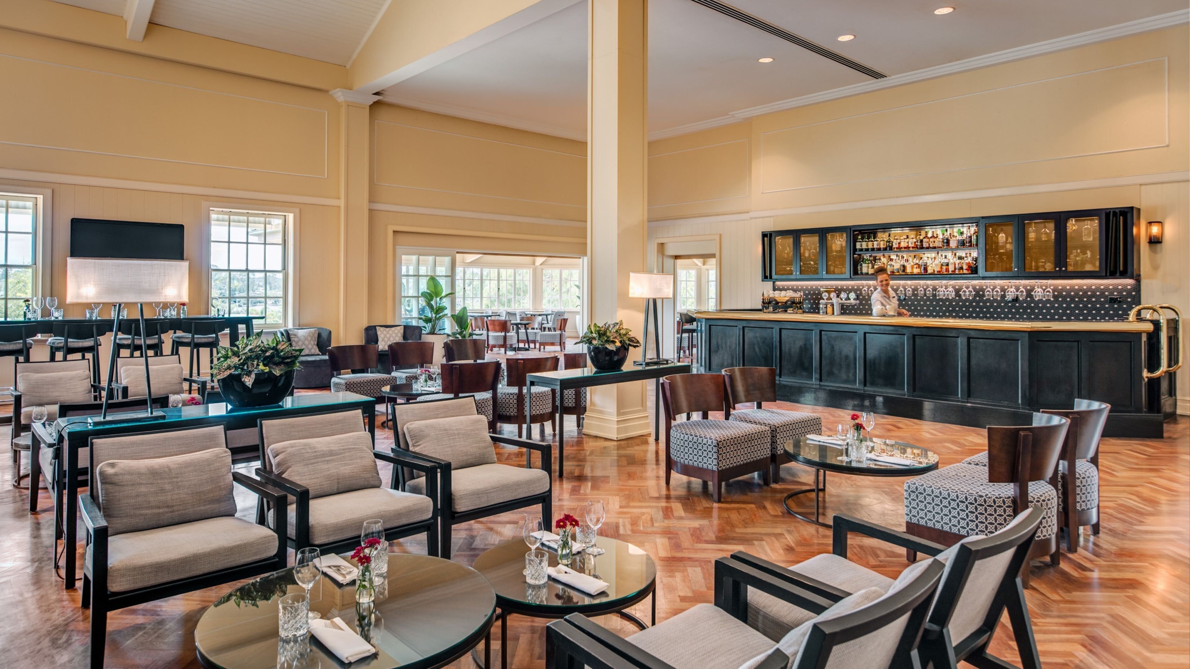 2 bars/lounges, cocktail bar