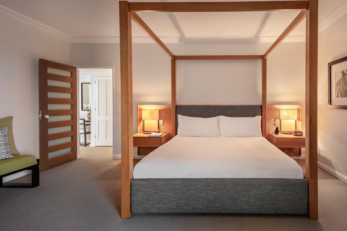 Suite, 1 King Bed (Manor) | Minibar, in-room safe, desk, laptop workspace