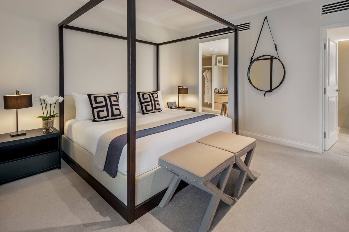 Minibar, coffres-forts dans les chambres, bureau