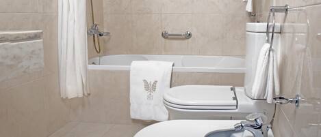 Une salle de bain moderne avec une baignoire, des toilettes et un lavabo.