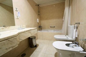 Suite Standard (Twin Beds) | Baño | Bañera, artículos de higiene personal gratuitos, secador de pelo y bidé