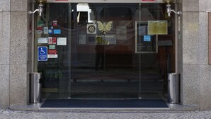 La entrada del Hotel Imperial, con un cartel sobre la puerta, un logotipo en el vidrio y varios avisos.