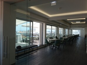 Tägliches Frühstücksbuffet (8 EUR pro Person)