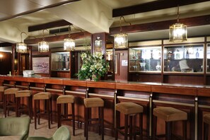 2 bars/lounges