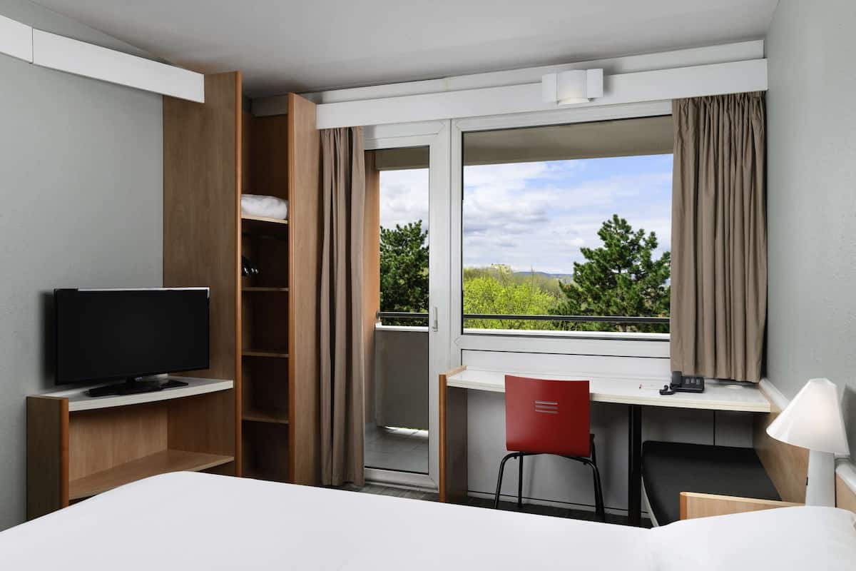 Desk, blackout curtains, soundproofing, free cots/infant beds