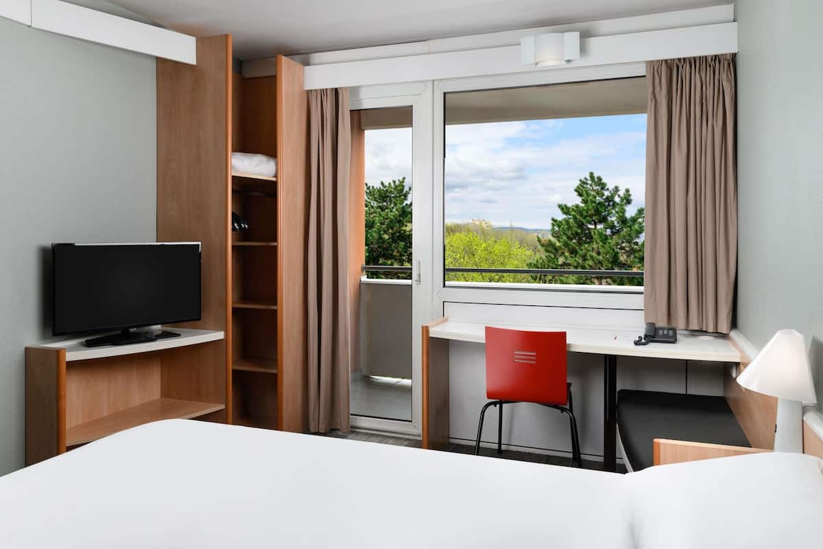 Desk, blackout curtains, soundproofing, free cots/infant beds