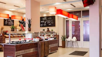 Desayuno buffet diario (EUR 11 por persona)