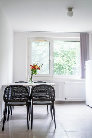 Een koelkast, een microgolfoven