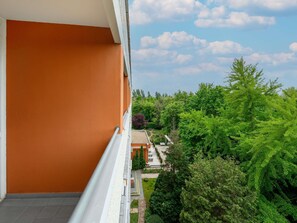 Skrivebord, blendingsgardiner, lydisolert og barnesenger (inkludert)