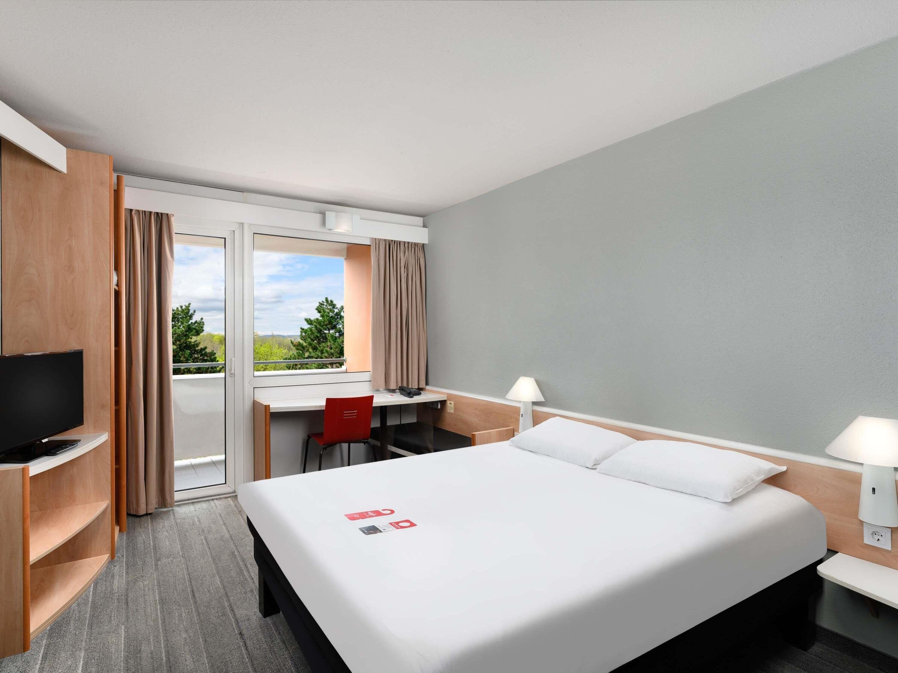 Room, 1 Double Bed | Desk, blackout curtains, soundproofing, free cots/infant beds