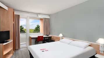 Escritorio, cortinas blackout y sistema de insonorización