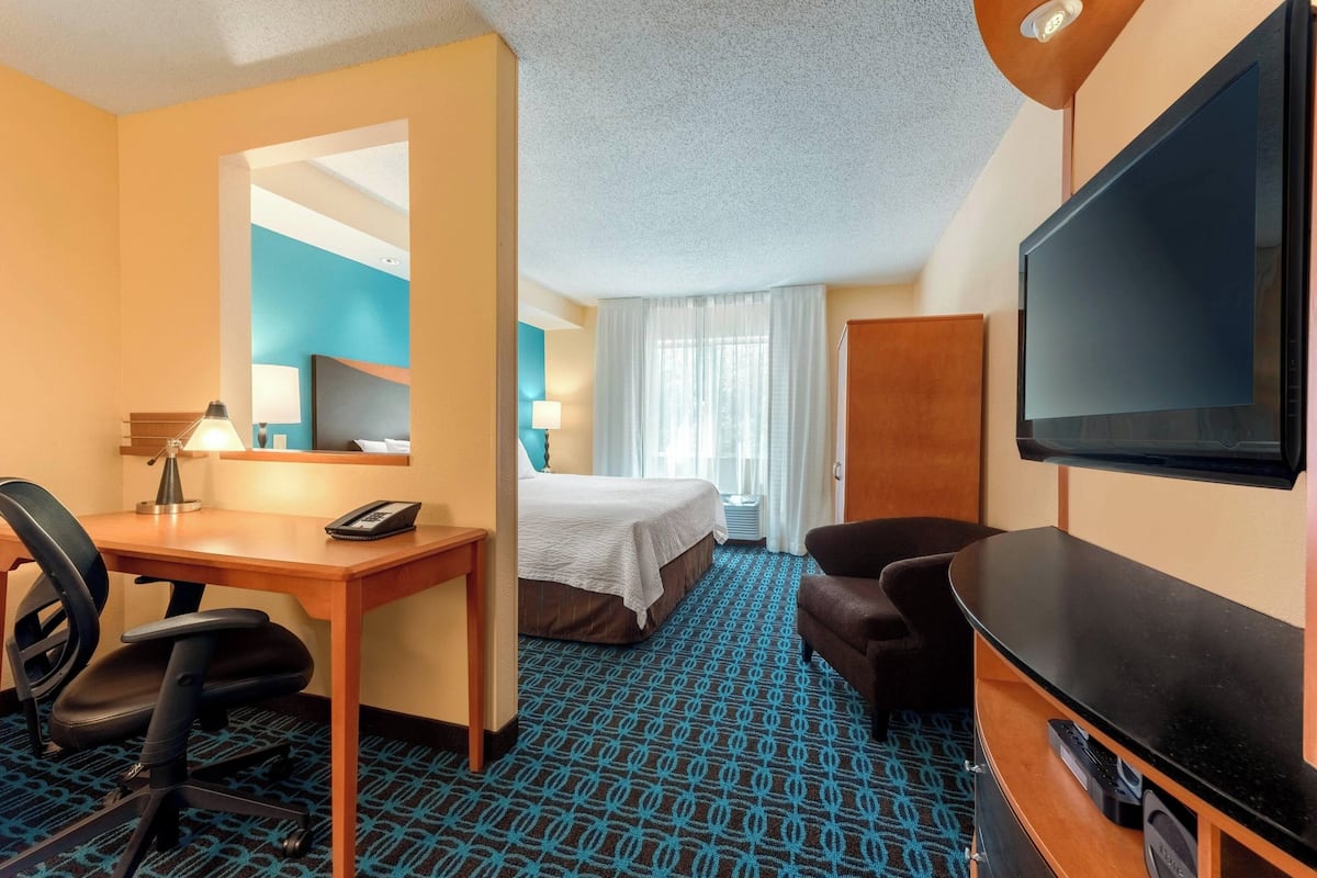 Premium bedding, desk, iron/ironing board, free WiFi