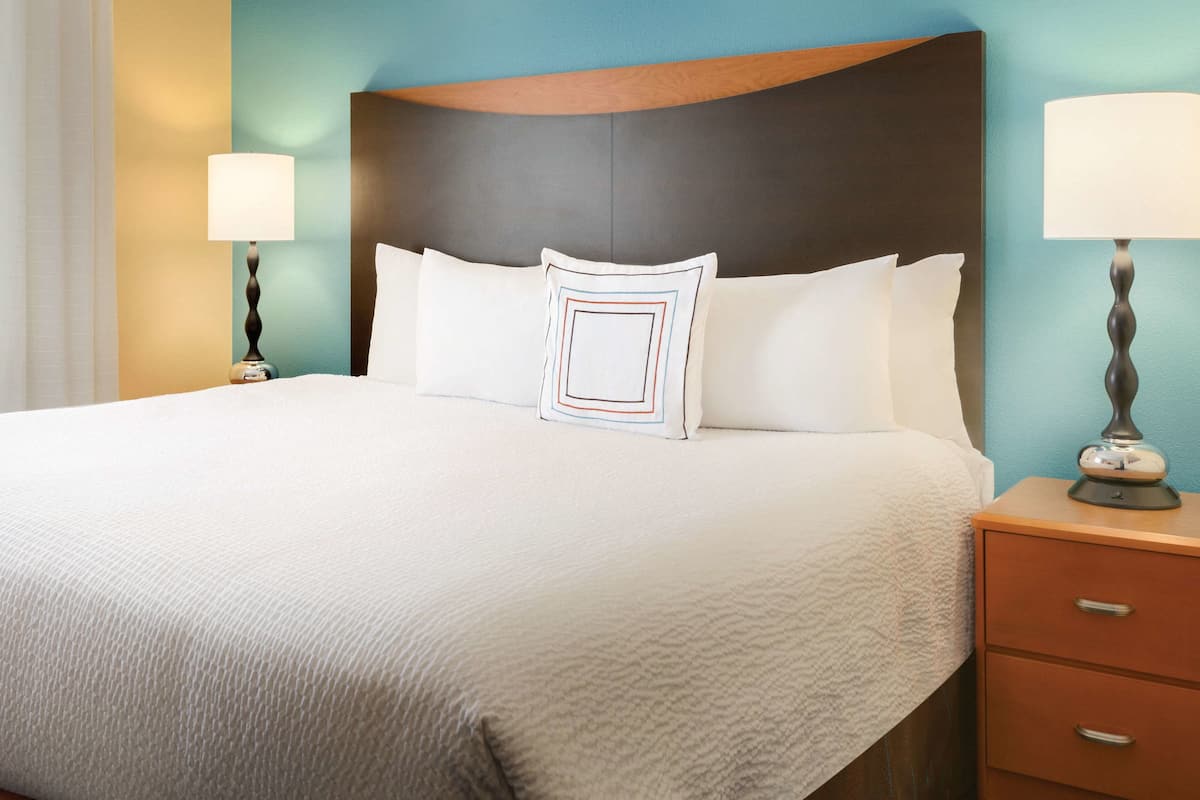 Premium bedding, desk, iron/ironing board, free WiFi