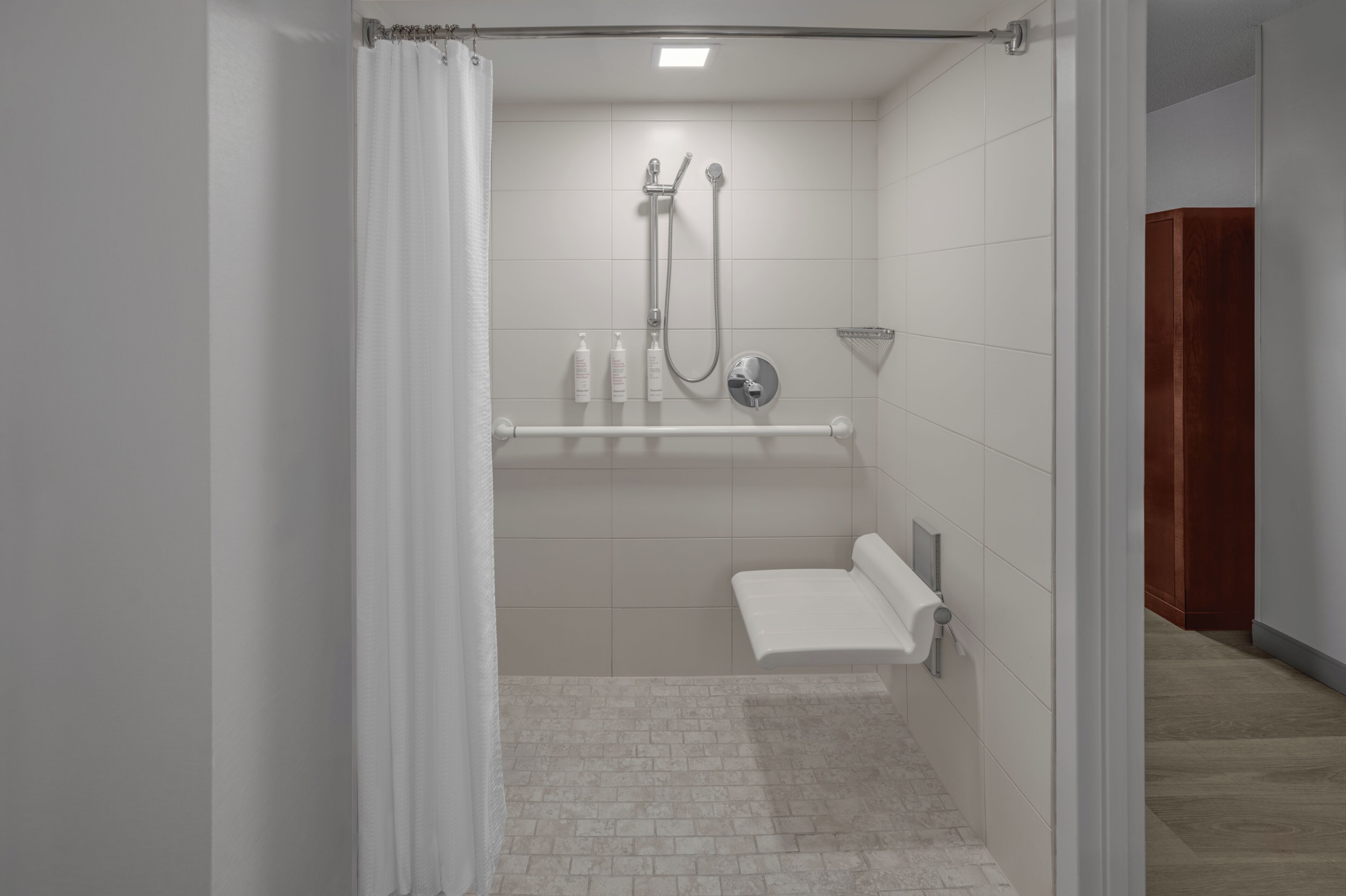 Combined shower/bathtub, free toiletries, hair dryer, towels