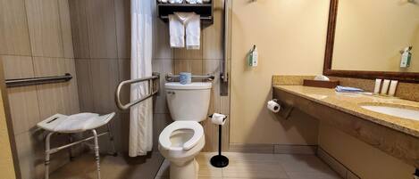 Un baño moderno con ducha, inodoro y lavamanos.