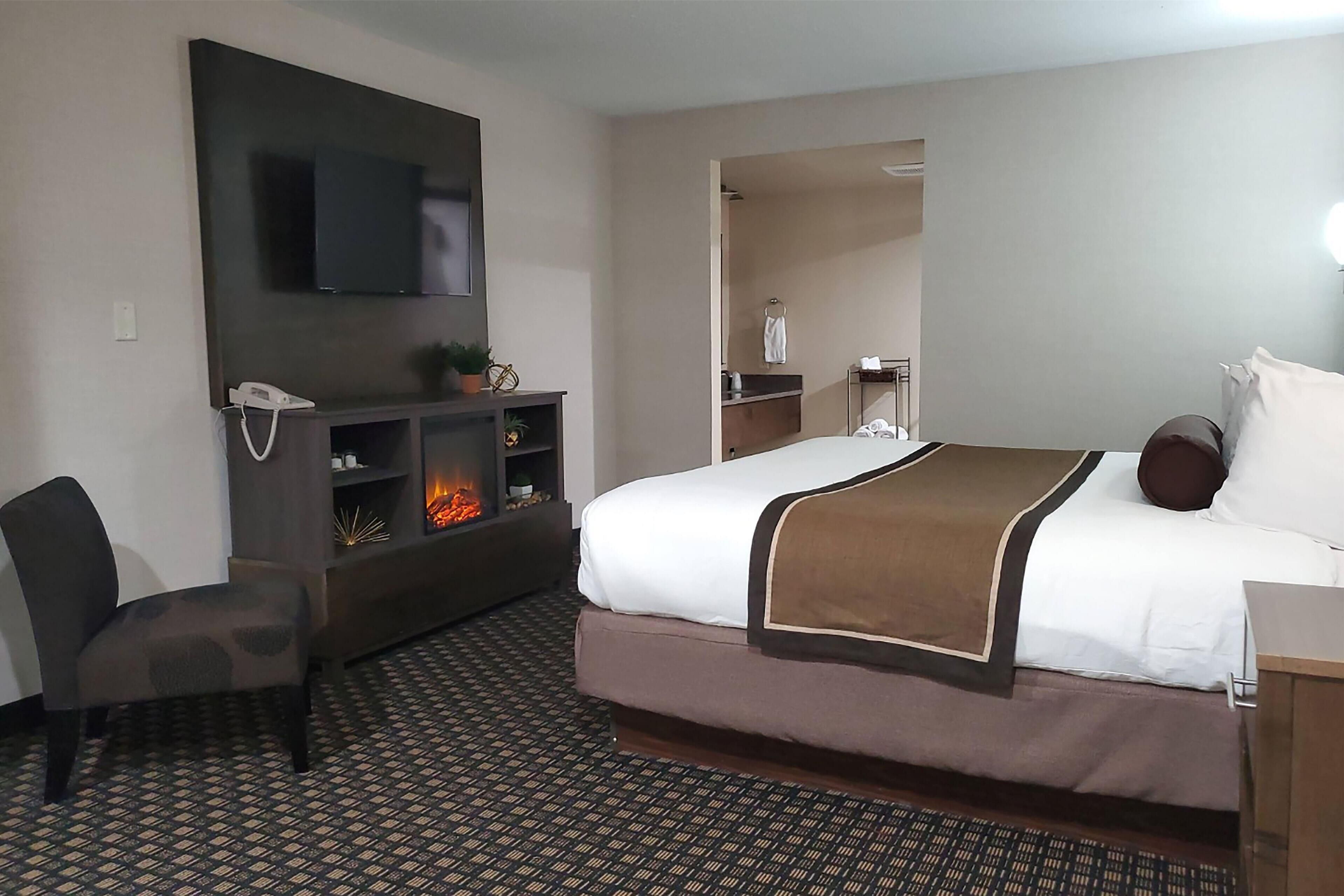Premier Suite, 1 King Bed, Non Smoking | In-room safe, iron/ironing board, rollaway beds, free WiFi