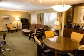 套房, 1 張特大雙人床, 非吸煙房, 按摩浴缸 | 客廳