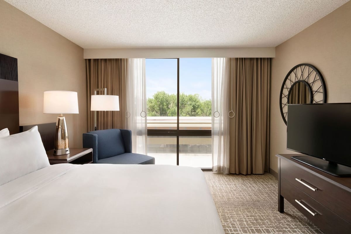 Premium bedding, in-room safe, desk, iron/ironing board