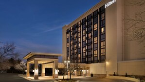A Hilton hotel with a modern facade, multiple floors, and a covered entrance area. - Hilton Fort Collins (Fort Collins)