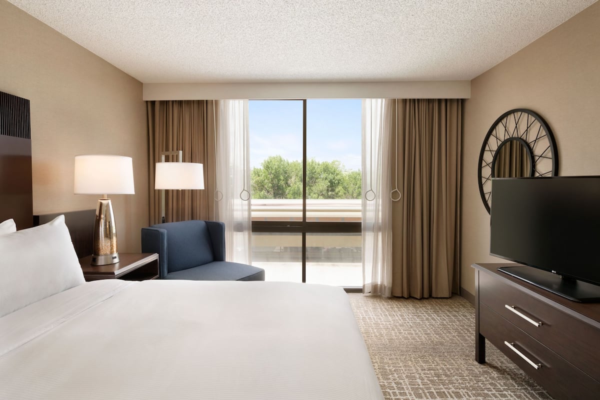 Premium bedding, in-room safe, desk, iron/ironing board