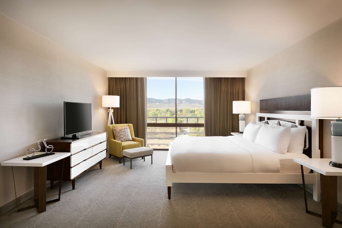 Suite, 1 King Bed | Premium bedding, in-room safe, desk, iron/ironing board