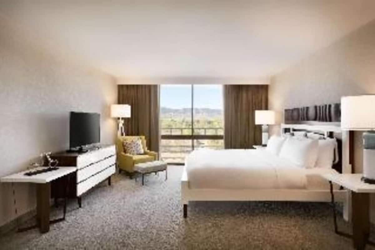 Premium bedding, in-room safe, desk, iron/ironing board