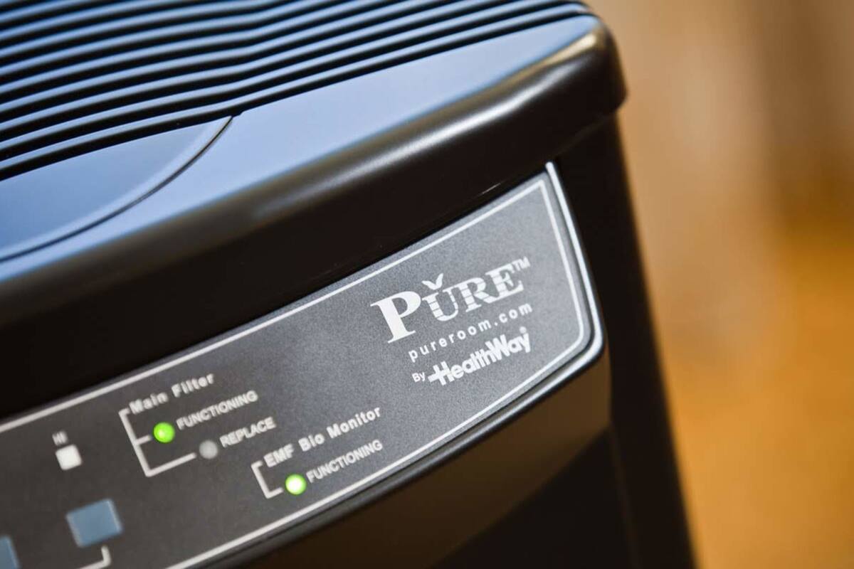 Um dispositivo eletrônico preto com a etiqueta que diz 'PURE' e 'HealthWay'.