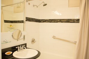 Combined shower/bathtub, free toiletries, hair dryer, towels