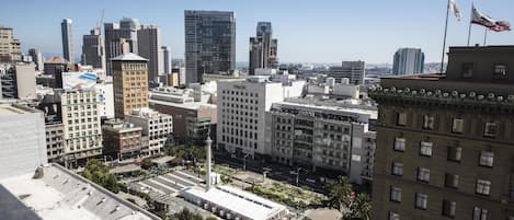 Une vue urbaine avec différents bâtiments, dont un grand magasin Macy's qui se distingue particulièrement.