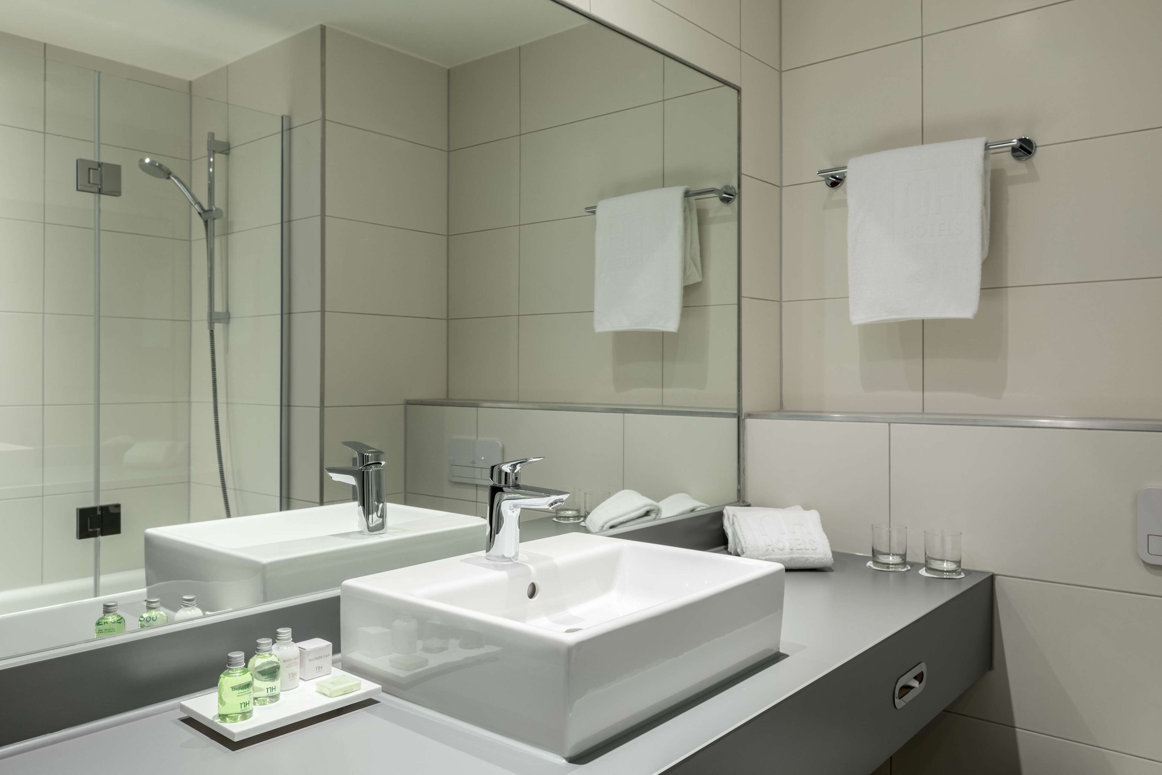 combined shower/bathtub, eco-friendly toiletries, hair dryer, towels