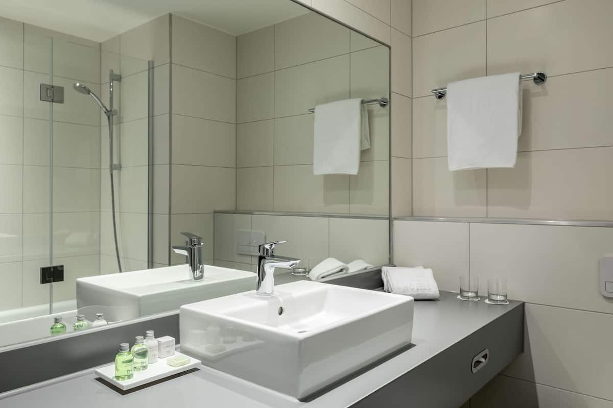 combined shower/bathtub, eco-friendly toiletries, hair dryer, towels