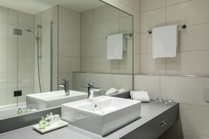 Combined shower/bathtub, eco-friendly toiletries, hair dryer, towels - NH Maastricht (Maastricht)