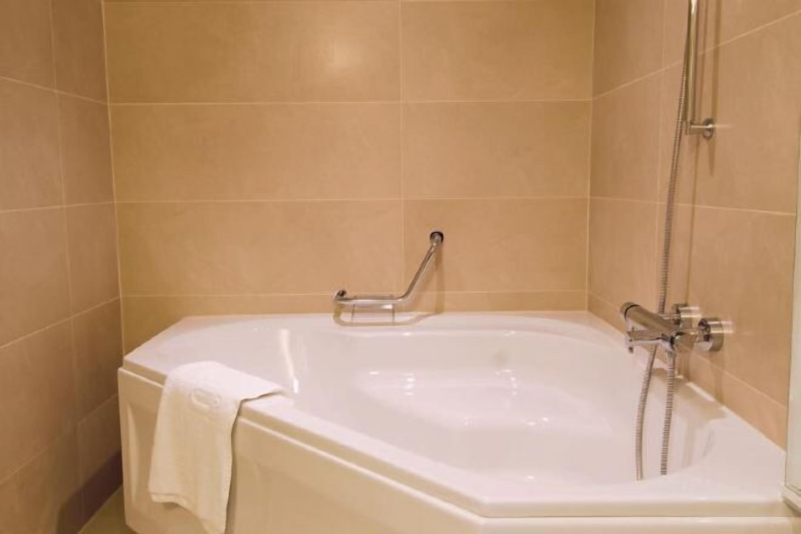 Baño | Tina con regadera, amenidades de baño ecológicas, secadora de cabello 