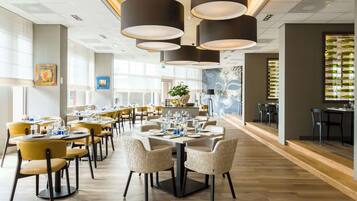 Desayuno buffet (con cargo) los fines de semana