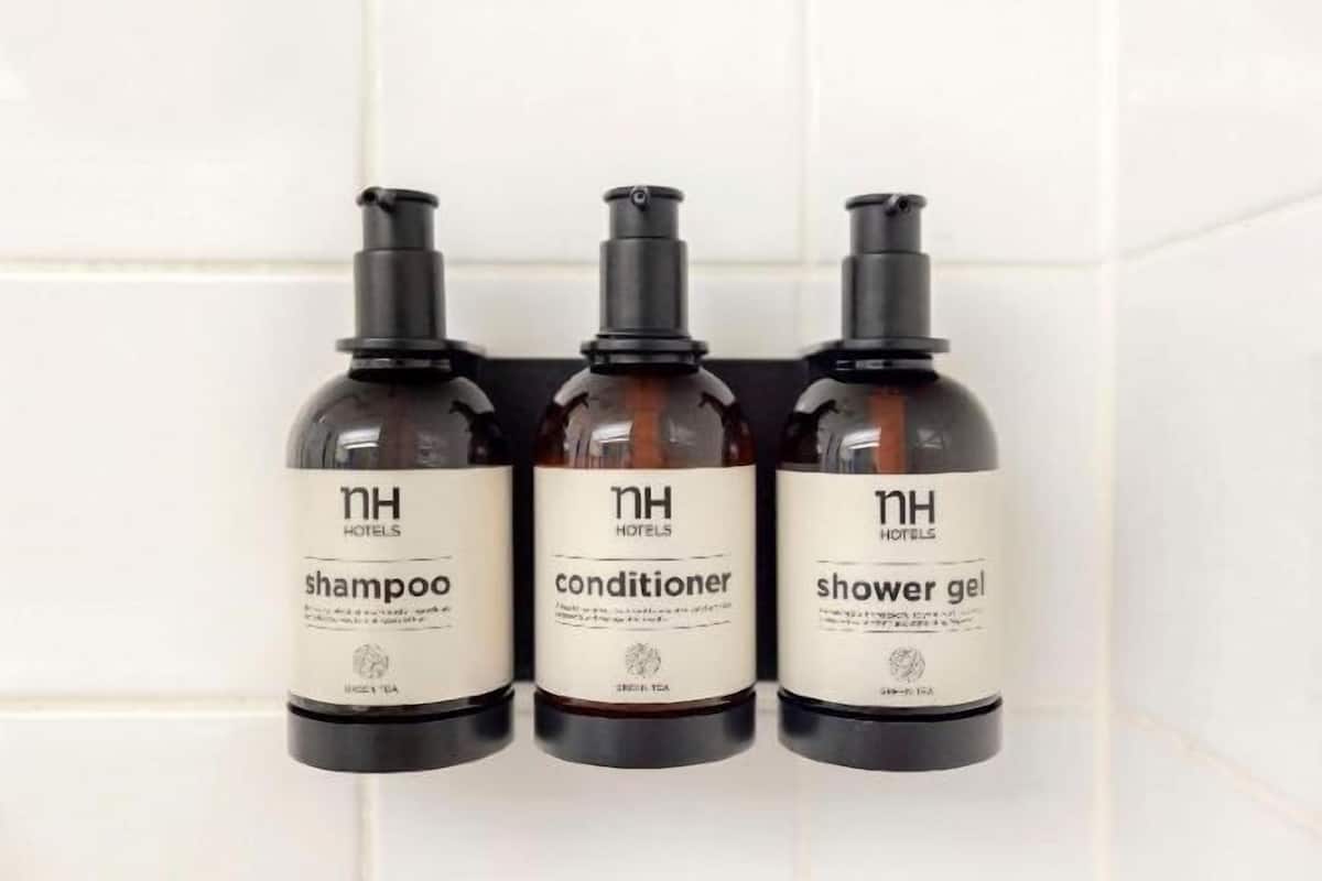 Kylpyhuoneen mukavuudet | Suihkun ja ammeen yhdistelmä, ympäristöystävälliset hygieniatuotteet