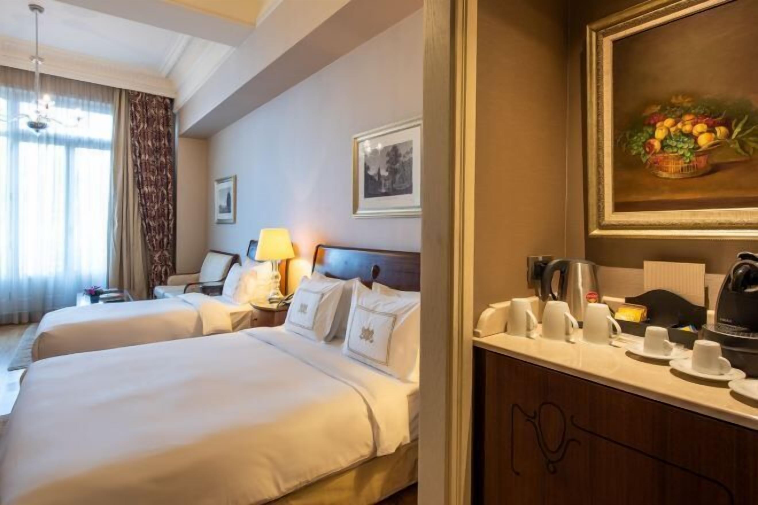 Hypo-allergenic bedding, minibar, in-room safe, desk