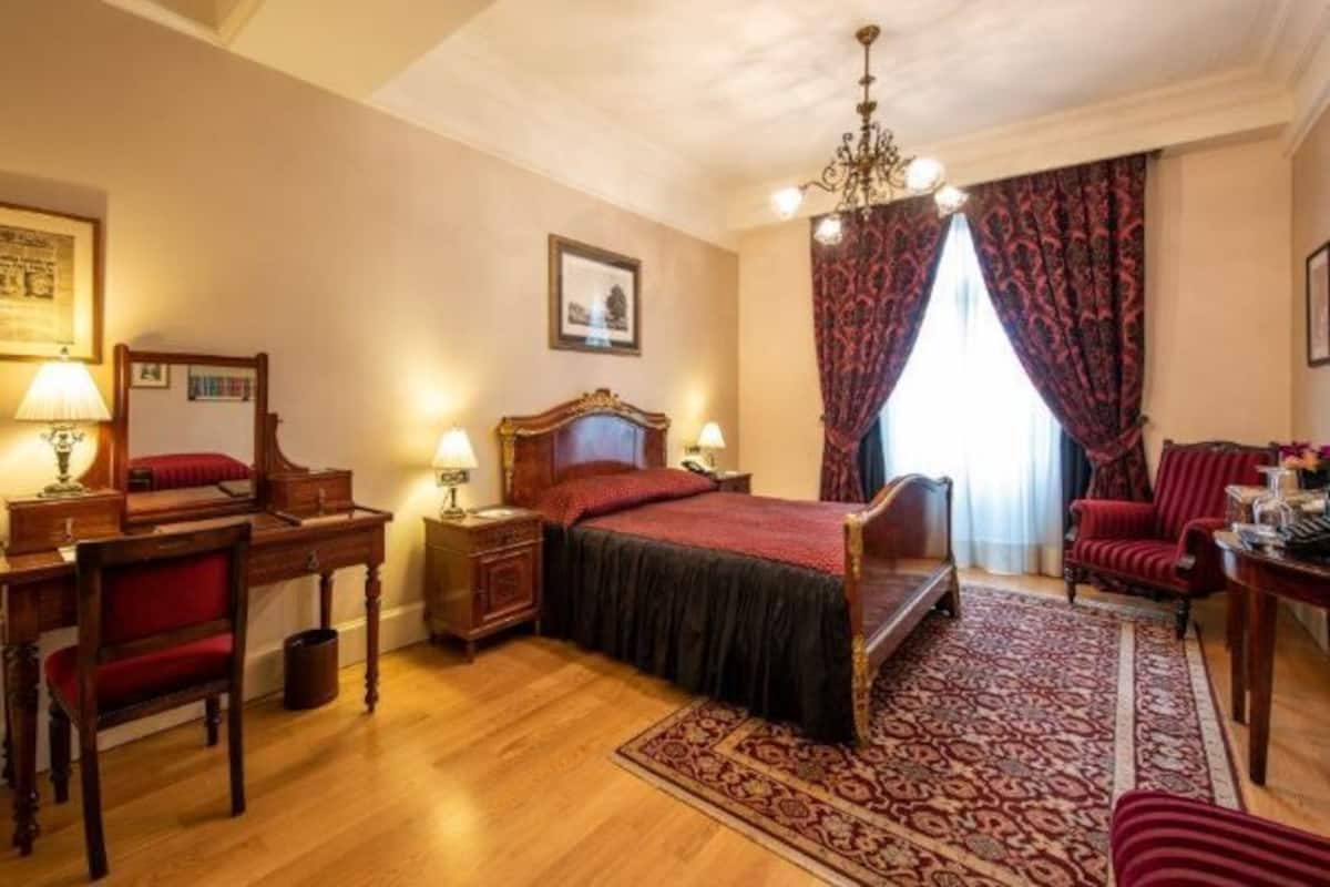 Hypo-allergenic bedding, minibar, in-room safe, desk
