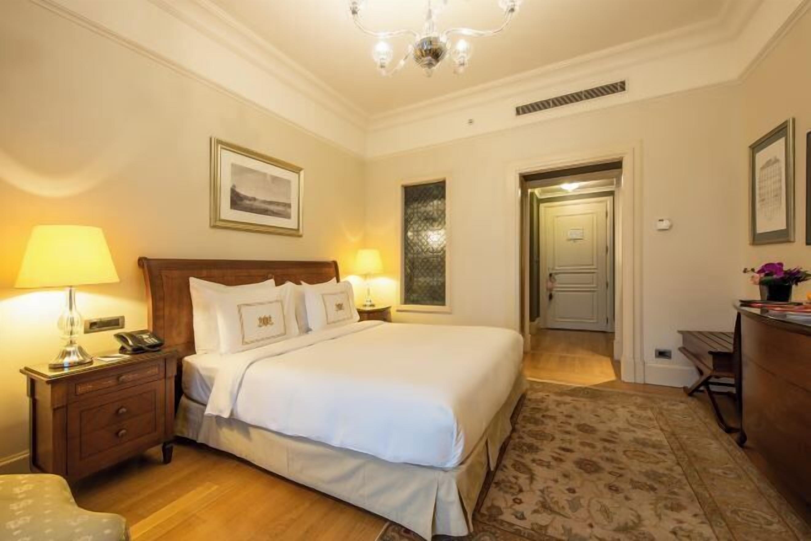 Hypo-allergenic bedding, minibar, in-room safe, desk