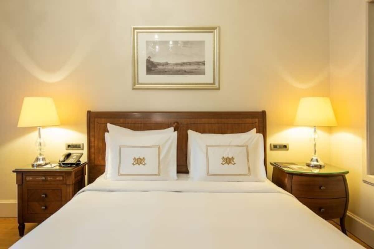 Hypo-allergenic bedding, minibar, in-room safe, desk